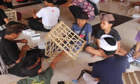 Pelatihan klakat pesraman anak-anak Dauh Puri Kauh