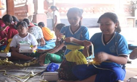 Pelatihan tipat pesraman kilat Dauh Puri Kauh