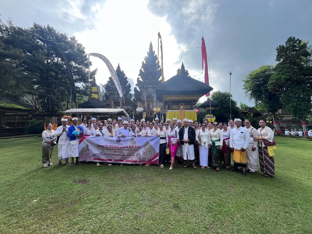 BAKTI PENGANYARAN DI PURA MANDARA GIRI SEMERU AGUNG LUMAJANG
